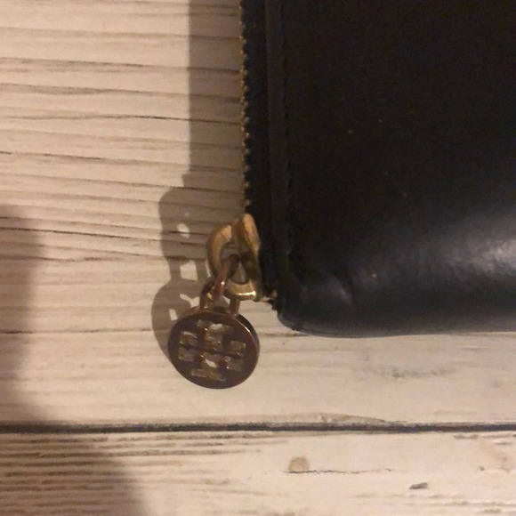 Reserved ***Tory Burch Women’s Black Charlie Zip Around Wallet preowned - Picture 5 of 5
